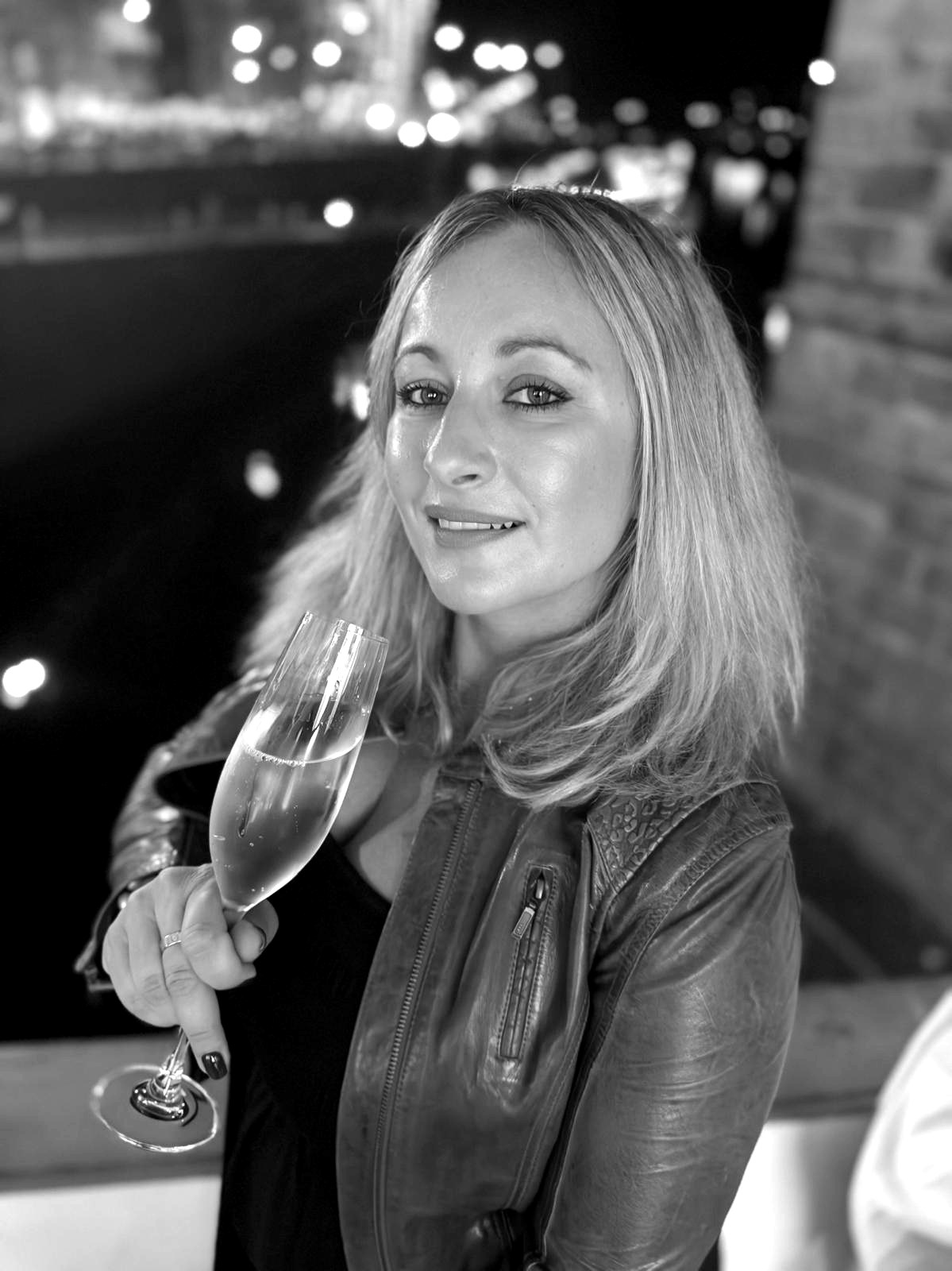 Majitelka Wine with Smile se sklenicí vína